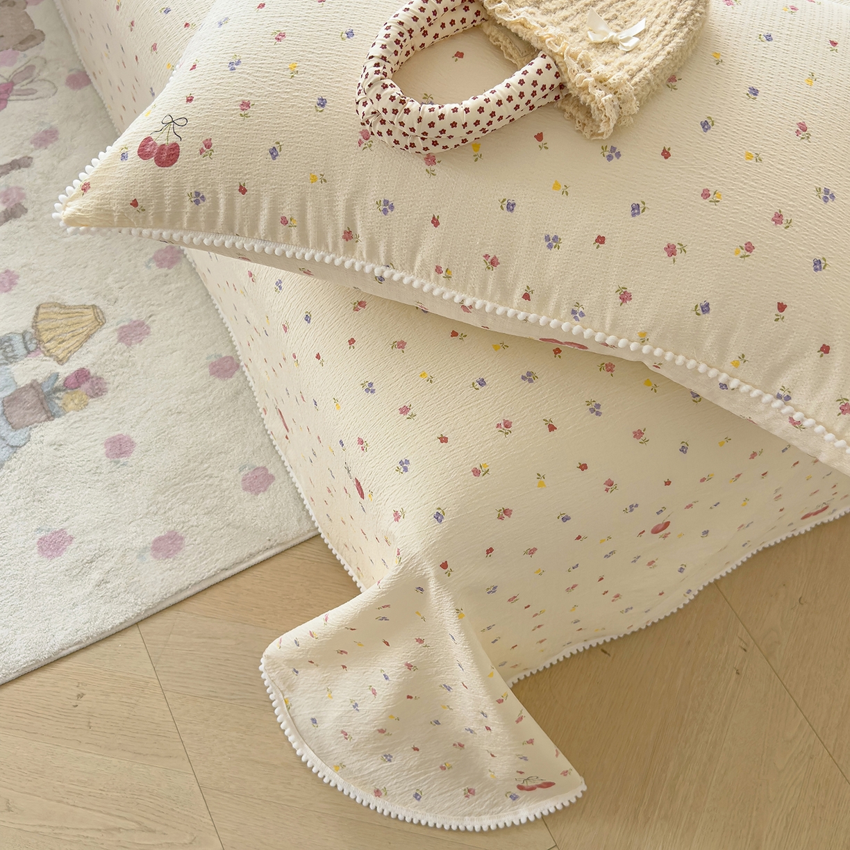 91家纺网 家纺一手货源 找家纺 三盛源 2025新款韩版碎花球球皱皱纱双层纱水洗棉单床单床单单件 樱甜小筑