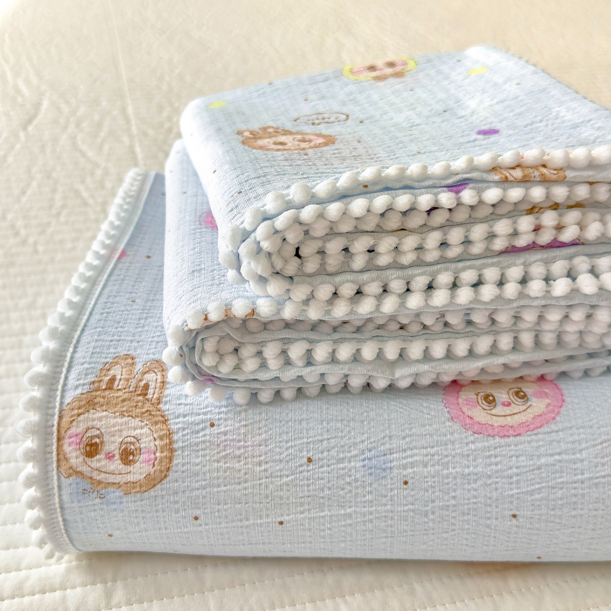 91家纺网 家纺一手货源 找家纺 三盛源 2025新款韩版碎花球球皱皱纱双层纱水洗棉单床单床单单件 浅蓝童话