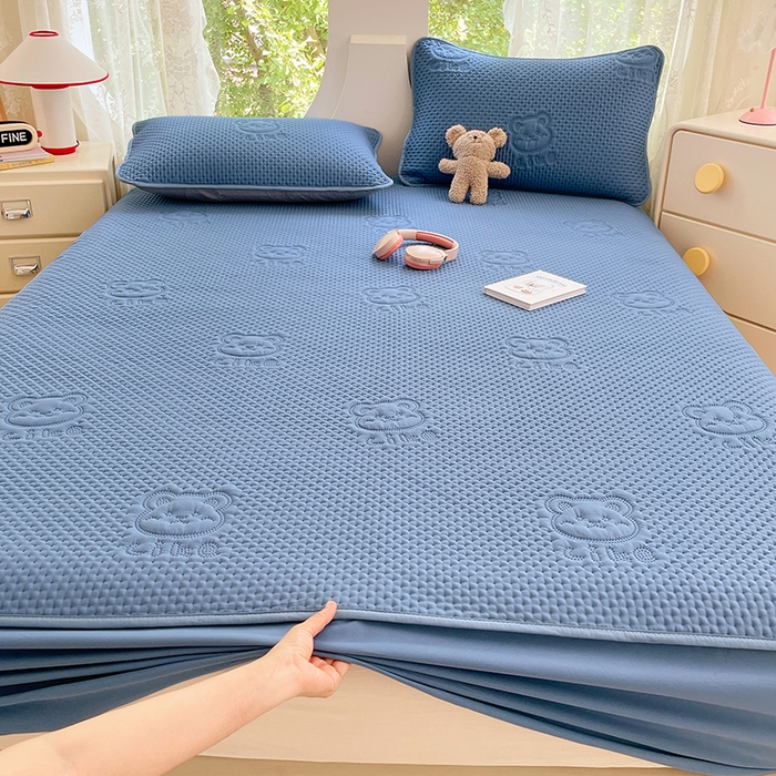 91家纺网 家纺一手货源 找家纺 三盛源 2025新款A类原棉夹棉防水床笠单件隔尿防滑床单席梦思防尘罩保护套爱豆熊系列 爱豆熊床笠-深蓝