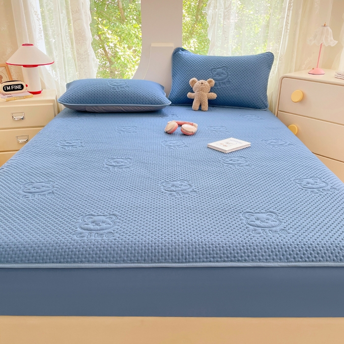 91家纺网 家纺一手货源 找家纺 三盛源 2025新款A类原棉夹棉防水床笠单件隔尿防滑床单席梦思防尘罩保护套爱豆熊系列 爱豆熊床笠-深蓝