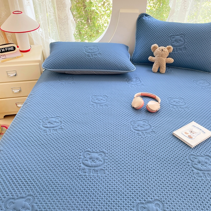 91家纺网 家纺一手货源 找家纺 三盛源 2025新款A类原棉夹棉防水床笠单件隔尿防滑床单席梦思防尘罩保护套爱豆熊系列 爱豆熊床笠-深蓝