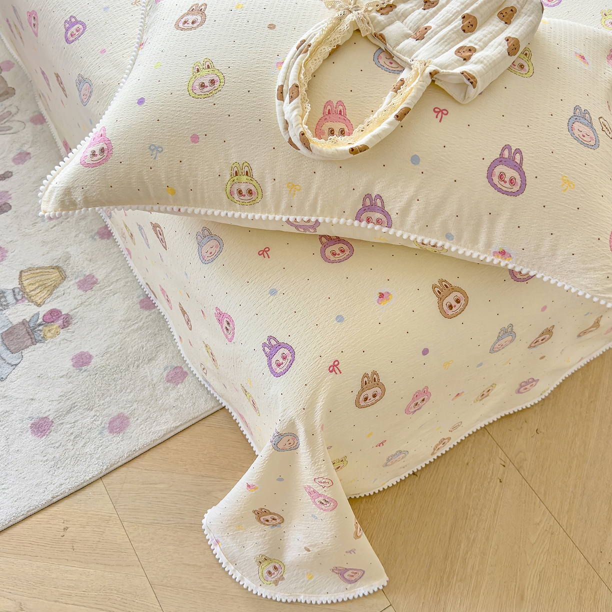 91家纺网 家纺一手货源 找家纺 三盛源 2025新款韩版碎花球球皱皱纱双层纱水洗棉单床单床单单件 暖黄萌灰