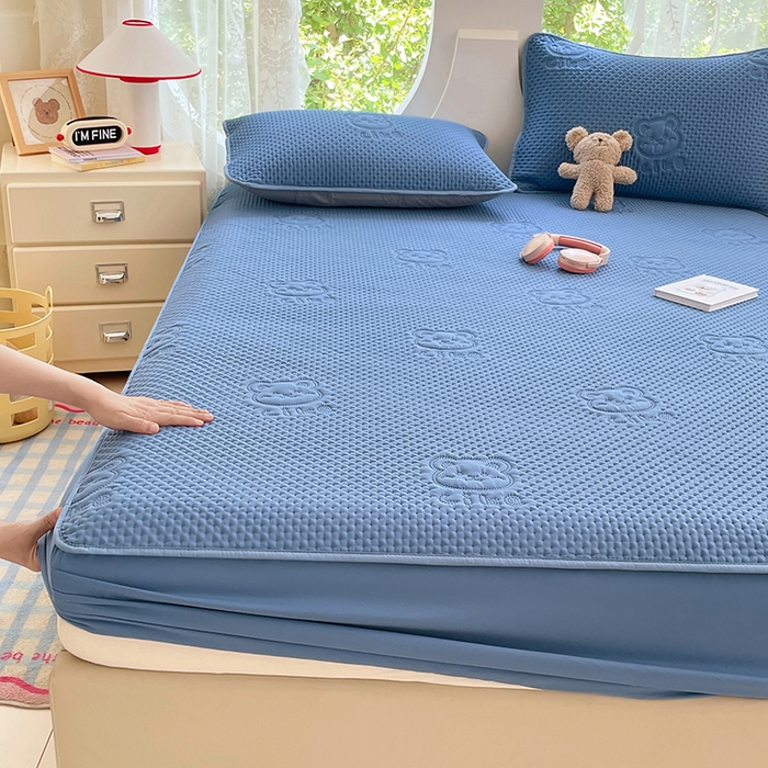 91家纺网 家纺一手货源 找家纺 三盛源 2025新款A类原棉夹棉防水床笠单件隔尿防滑床单席梦思防尘罩保护套爱豆熊系列 爱豆熊床笠-深蓝