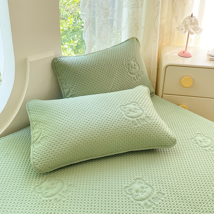 91家纺网 家纺一手货源 找家纺 三盛源 2025新款A类原棉夹棉防水床笠单件隔尿防滑床单席梦思防尘罩保护套爱豆熊系列 爱豆熊床笠-抹茶绿