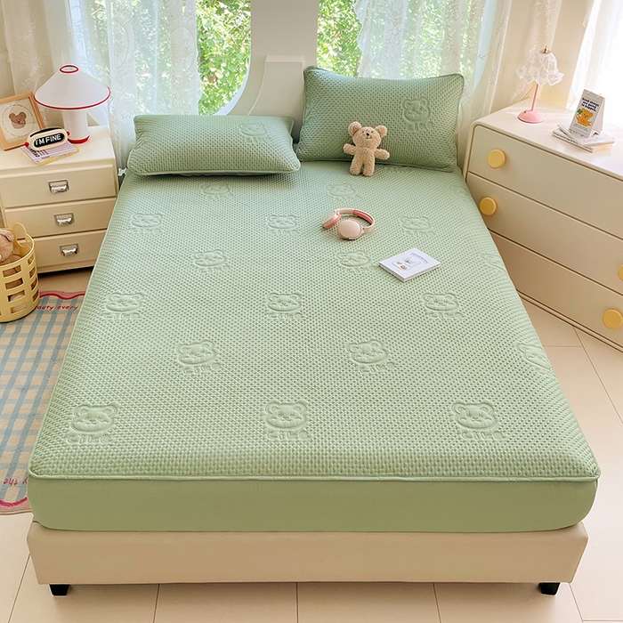 91家纺网 家纺一手货源 找家纺 三盛源 2025新款A类原棉夹棉防水床笠单件隔尿防滑床单席梦思防尘罩保护套爱豆熊系列 爱豆熊床笠-抹茶绿