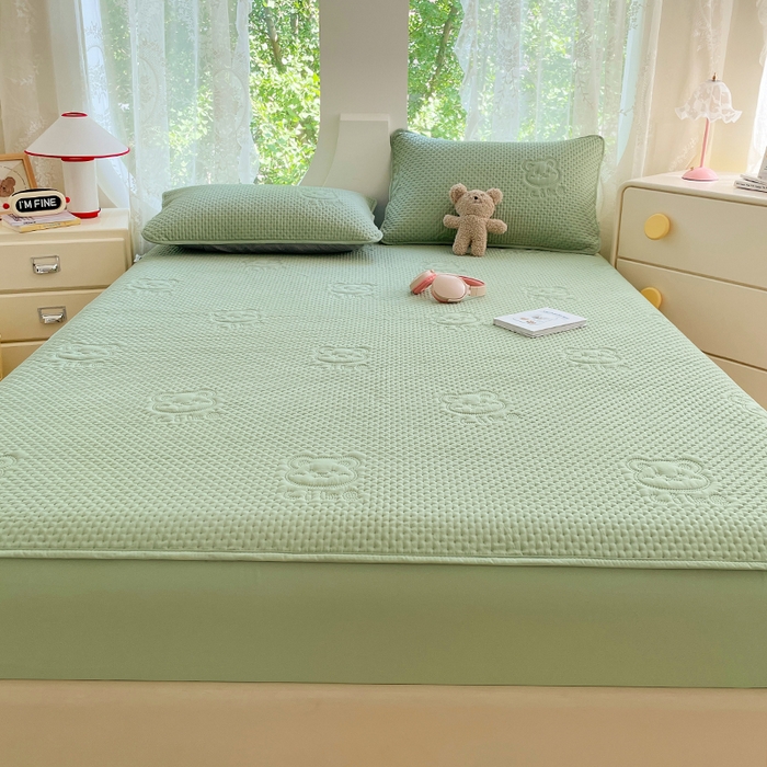 91家纺网 家纺一手货源 找家纺 三盛源 2025新款A类原棉夹棉防水床笠单件隔尿防滑床单席梦思防尘罩保护套爱豆熊系列 爱豆熊床笠-抹茶绿