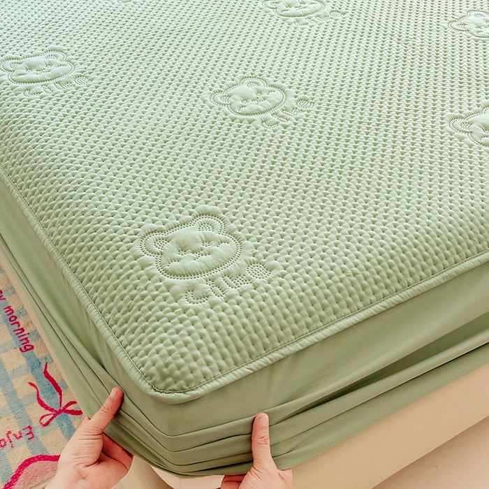 91家纺网 家纺一手货源 找家纺 三盛源 2025新款A类原棉夹棉防水床笠单件隔尿防滑床单席梦思防尘罩保护套爱豆熊系列 爱豆熊床笠-抹茶绿