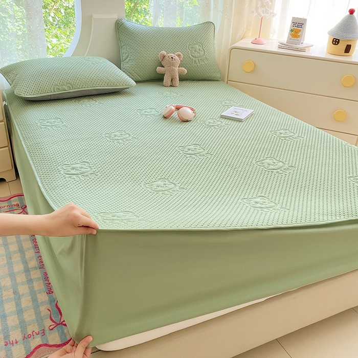 91家纺网 家纺一手货源 找家纺 三盛源 2025新款A类原棉夹棉防水床笠单件隔尿防滑床单席梦思防尘罩保护套爱豆熊系列 爱豆熊床笠-抹茶绿