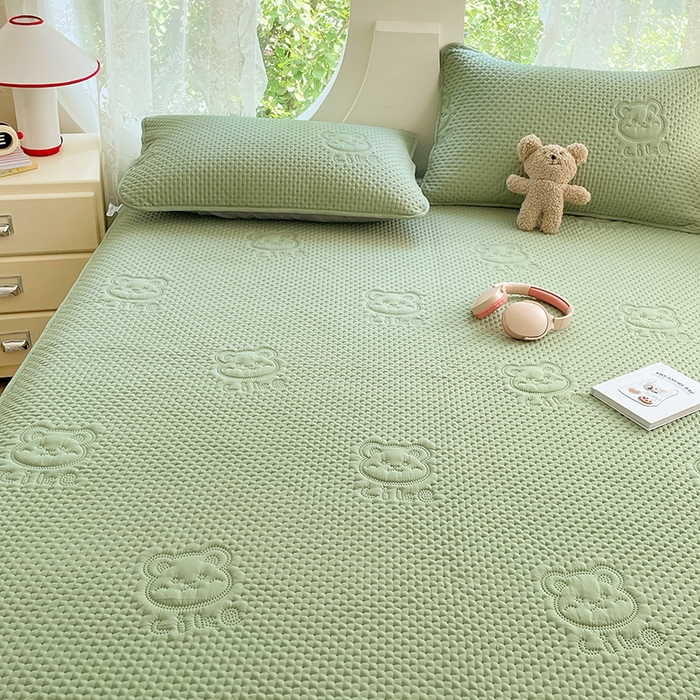 91家纺网 家纺一手货源 找家纺 三盛源 2025新款A类原棉夹棉防水床笠单件隔尿防滑床单席梦思防尘罩保护套爱豆熊系列 爱豆熊床笠-抹茶绿