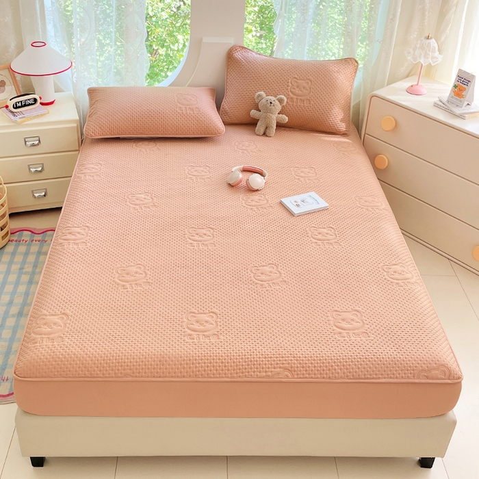 91家纺网 家纺一手货源 找家纺 三盛源 2025新款A类原棉夹棉防水床笠单件隔尿防滑床单席梦思防尘罩保护套爱豆熊系列 爱豆熊床笠-卡其