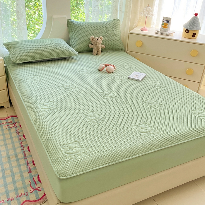 91家纺网 家纺一手货源 找家纺 三盛源 2025新款A类原棉夹棉防水床笠单件隔尿防滑床单席梦思防尘罩保护套爱豆熊系列 爱豆熊床笠-抹茶绿
