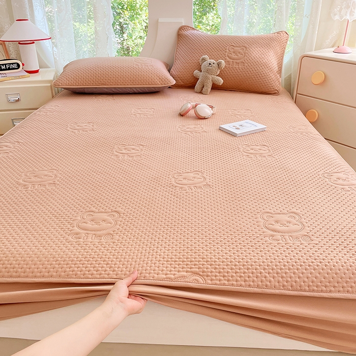 91家纺网 家纺一手货源 找家纺 三盛源 2025新款A类原棉夹棉防水床笠单件隔尿防滑床单席梦思防尘罩保护套爱豆熊系列 爱豆熊床笠-卡其