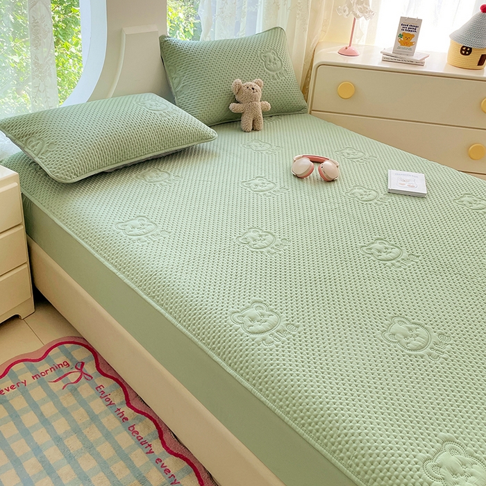 91家纺网 家纺一手货源 找家纺 三盛源 2025新款A类原棉夹棉防水床笠单件隔尿防滑床单席梦思防尘罩保护套爱豆熊系列 爱豆熊床笠-抹茶绿