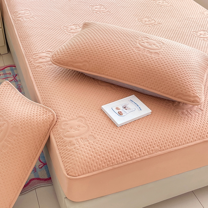 91家纺网 家纺一手货源 找家纺 三盛源 2025新款A类原棉夹棉防水床笠单件隔尿防滑床单席梦思防尘罩保护套爱豆熊系列 爱豆熊床笠-卡其