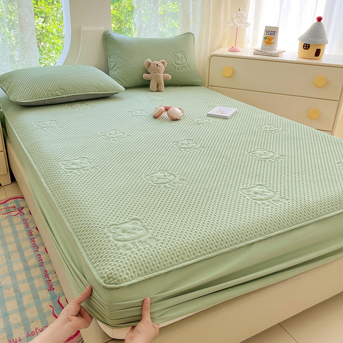 91家纺网 家纺一手货源 找家纺 三盛源 2025新款A类原棉夹棉防水床笠单件隔尿防滑床单席梦思防尘罩保护套爱豆熊系列 爱豆熊床笠-抹茶绿