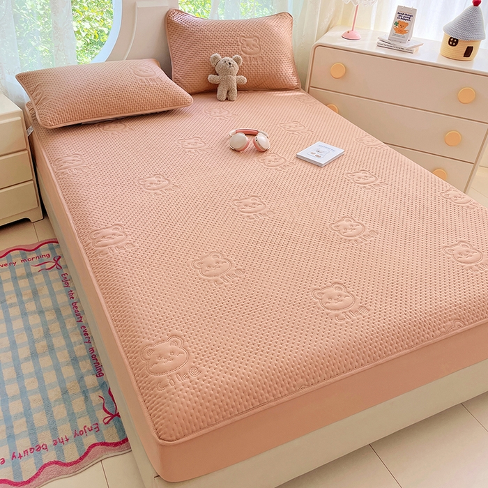 91家纺网 家纺一手货源 找家纺 三盛源 2025新款A类原棉夹棉防水床笠单件隔尿防滑床单席梦思防尘罩保护套爱豆熊系列 爱豆熊床笠-卡其