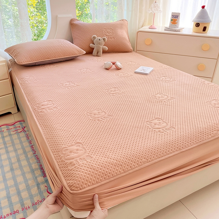 91家纺网 家纺一手货源 找家纺 三盛源 2025新款A类原棉夹棉防水床笠单件隔尿防滑床单席梦思防尘罩保护套爱豆熊系列 爱豆熊床笠-卡其