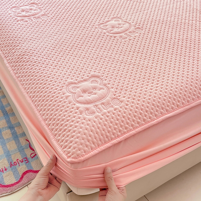 91家纺网 家纺一手货源 找家纺 三盛源 2025新款A类原棉夹棉防水床笠单件隔尿防滑床单席梦思防尘罩保护套爱豆熊系列 爱豆熊床笠-豆沙