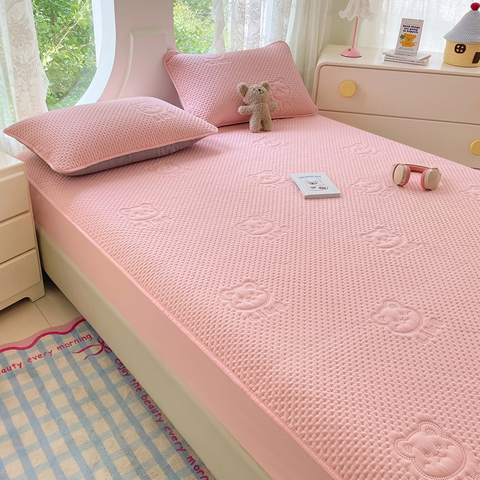 91家纺网 家纺一手货源 找家纺 三盛源 2025新款A类原棉夹棉防水床笠单件隔尿防滑床单席梦思防尘罩保护套爱豆熊系列 爱豆熊床笠-豆沙