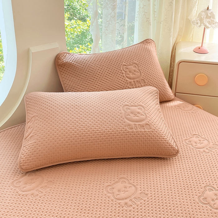 91家纺网 家纺一手货源 找家纺 三盛源 2025新款A类原棉夹棉防水床笠单件隔尿防滑床单席梦思防尘罩保护套爱豆熊系列 爱豆熊床笠-卡其