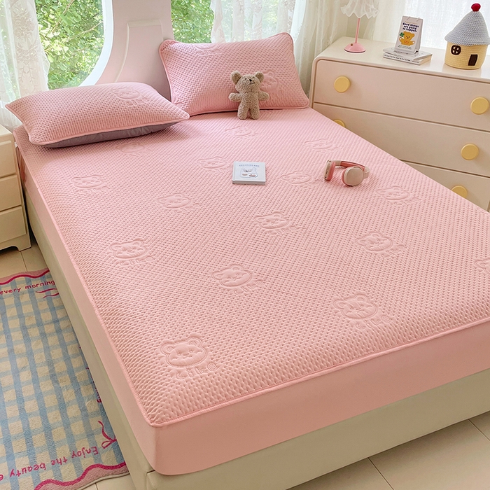 91家纺网 家纺一手货源 找家纺 三盛源 2025新款A类原棉夹棉防水床笠单件隔尿防滑床单席梦思防尘罩保护套爱豆熊系列 爱豆熊床笠-豆沙