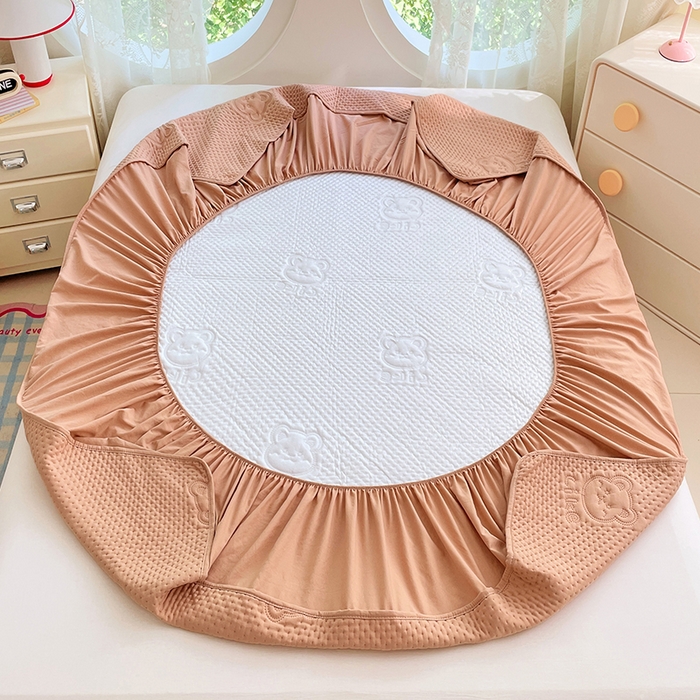 91家纺网 家纺一手货源 找家纺 三盛源 2025新款A类原棉夹棉防水床笠单件隔尿防滑床单席梦思防尘罩保护套爱豆熊系列 爱豆熊床笠-卡其