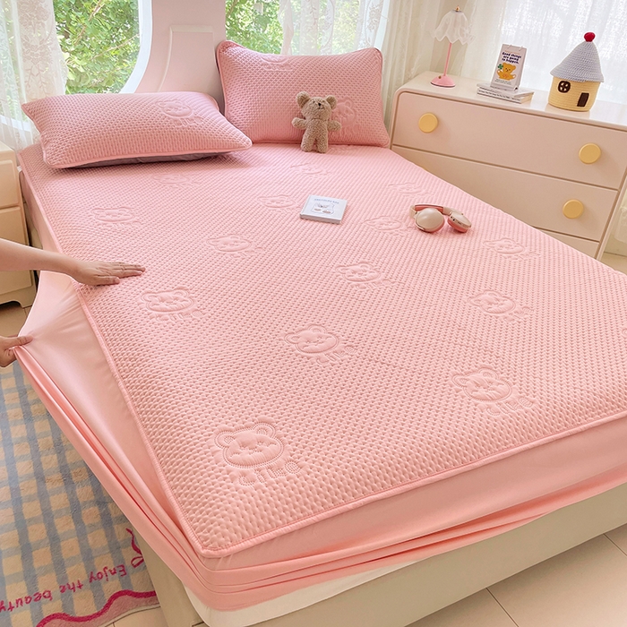 91家纺网 家纺一手货源 找家纺 三盛源 2025新款A类原棉夹棉防水床笠单件隔尿防滑床单席梦思防尘罩保护套爱豆熊系列 爱豆熊床笠-豆沙