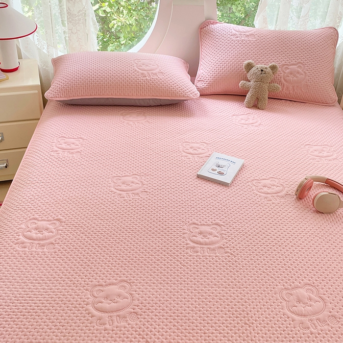 91家纺网 家纺一手货源 找家纺 三盛源 2025新款A类原棉夹棉防水床笠单件隔尿防滑床单席梦思防尘罩保护套爱豆熊系列 爱豆熊床笠-豆沙