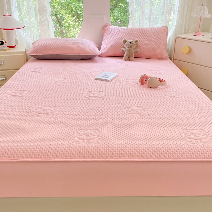 91家纺网 家纺一手货源 找家纺 三盛源 2025新款A类原棉夹棉防水床笠单件隔尿防滑床单席梦思防尘罩保护套爱豆熊系列 爱豆熊床笠-豆沙