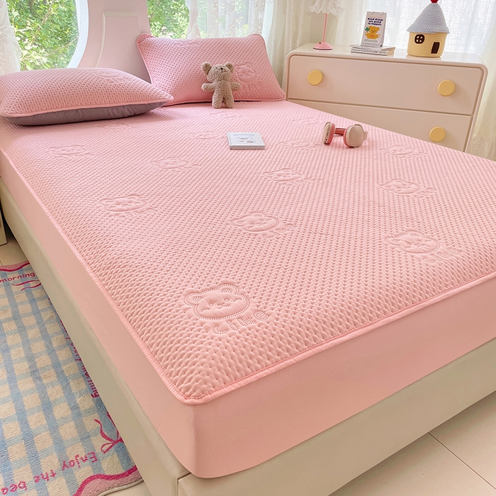 91家纺网 家纺一手货源 找家纺 三盛源 2025新款A类原棉夹棉防水床笠单件隔尿防滑床单席梦思防尘罩保护套爱豆熊系列 爱豆熊床笠-豆沙