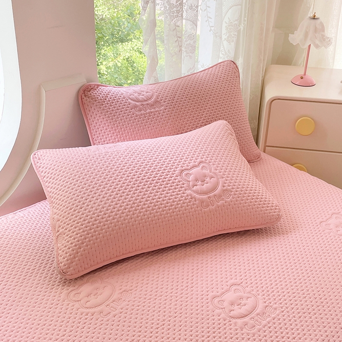 91家纺网 家纺一手货源 找家纺 三盛源 2025新款A类原棉夹棉防水床笠单件隔尿防滑床单席梦思防尘罩保护套爱豆熊系列 爱豆熊床笠-豆沙