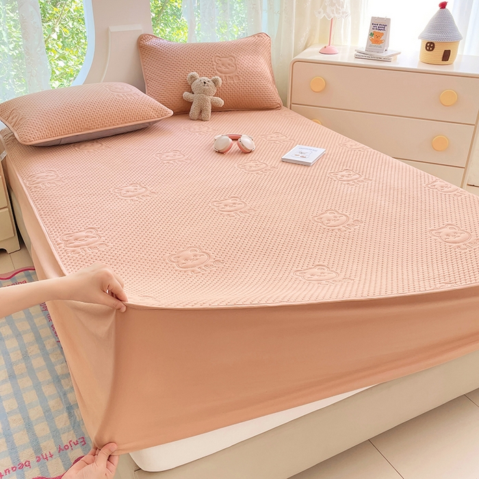 91家纺网 家纺一手货源 找家纺 三盛源 2025新款A类原棉夹棉防水床笠单件隔尿防滑床单席梦思防尘罩保护套爱豆熊系列 爱豆熊床笠-卡其