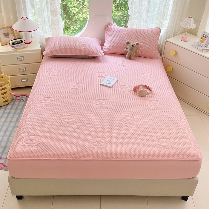 91家纺网 家纺一手货源 找家纺 三盛源 2025新款A类原棉夹棉防水床笠单件隔尿防滑床单席梦思防尘罩保护套爱豆熊系列 爱豆熊床笠-豆沙