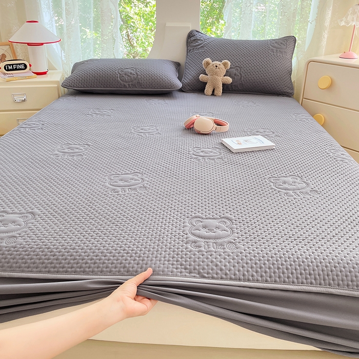 91家纺网 家纺一手货源 找家纺 三盛源 2025新款A类原棉夹棉防水床笠单件隔尿防滑床单席梦思防尘罩保护套爱豆熊系列 爱豆熊床笠-优雅灰