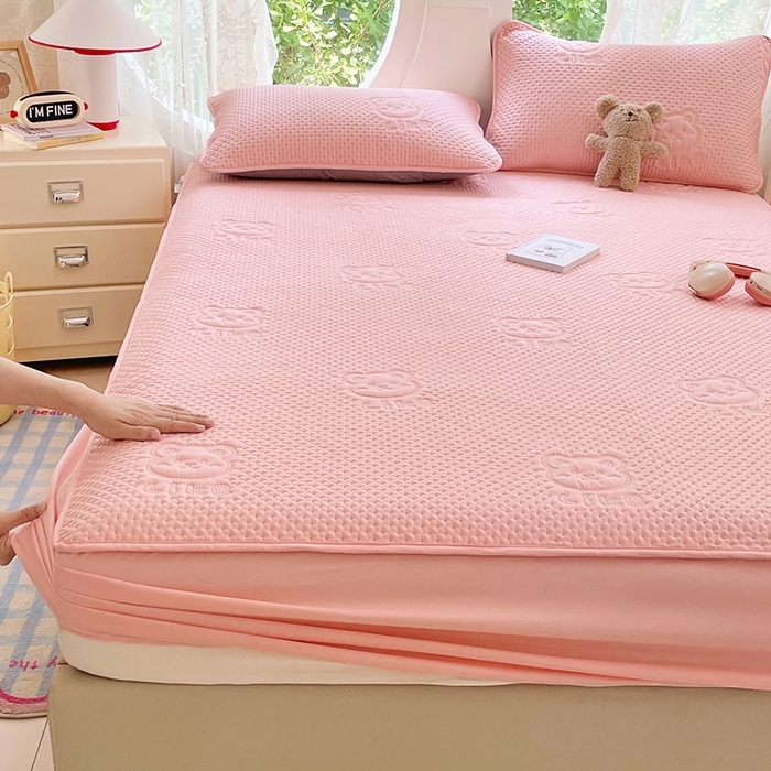 91家纺网 家纺一手货源 找家纺 三盛源 2025新款A类原棉夹棉防水床笠单件隔尿防滑床单席梦思防尘罩保护套爱豆熊系列 爱豆熊床笠-豆沙