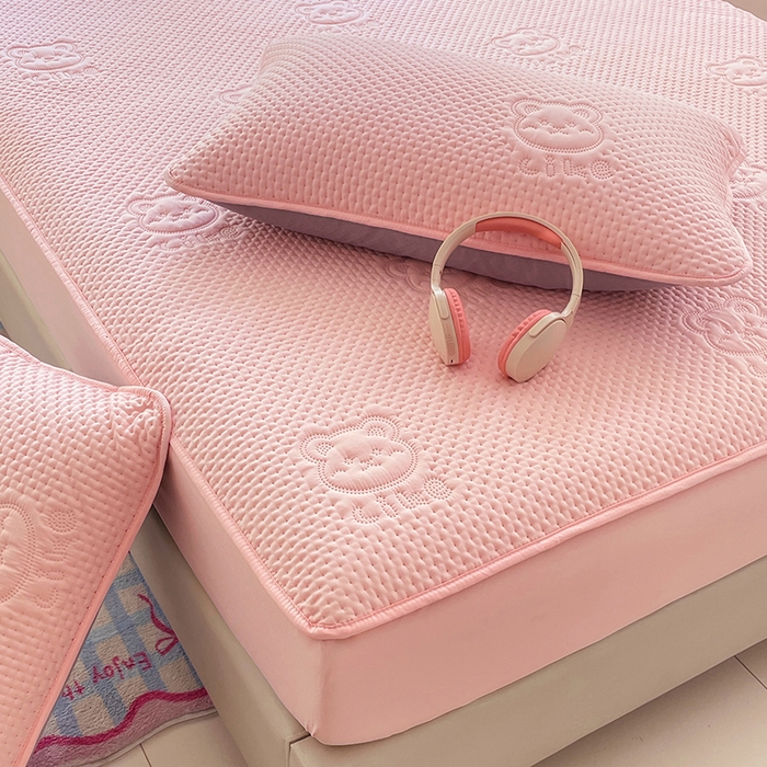 91家纺网 家纺一手货源 找家纺 三盛源 2025新款A类原棉夹棉防水床笠单件隔尿防滑床单席梦思防尘罩保护套爱豆熊系列 爱豆熊床笠-豆沙