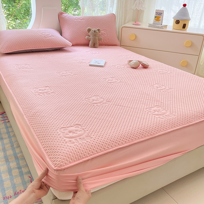 91家纺网 家纺一手货源 找家纺 三盛源 2025新款A类原棉夹棉防水床笠单件隔尿防滑床单席梦思防尘罩保护套爱豆熊系列 爱豆熊床笠-豆沙