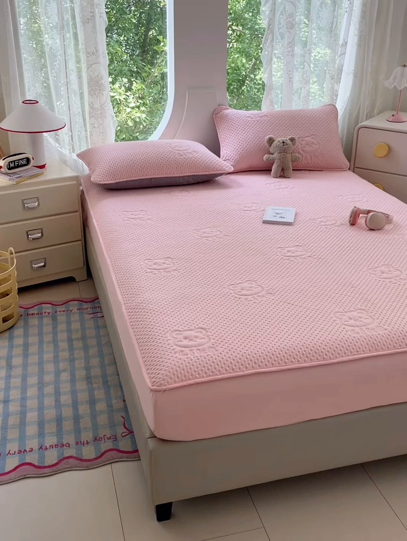 91家纺网 家纺一手货源 找家纺 三盛源 2025新款A类原棉夹棉防水床笠单件隔尿防滑床单席梦思防尘罩保护套爱豆熊系列 爱豆熊床笠-豆沙