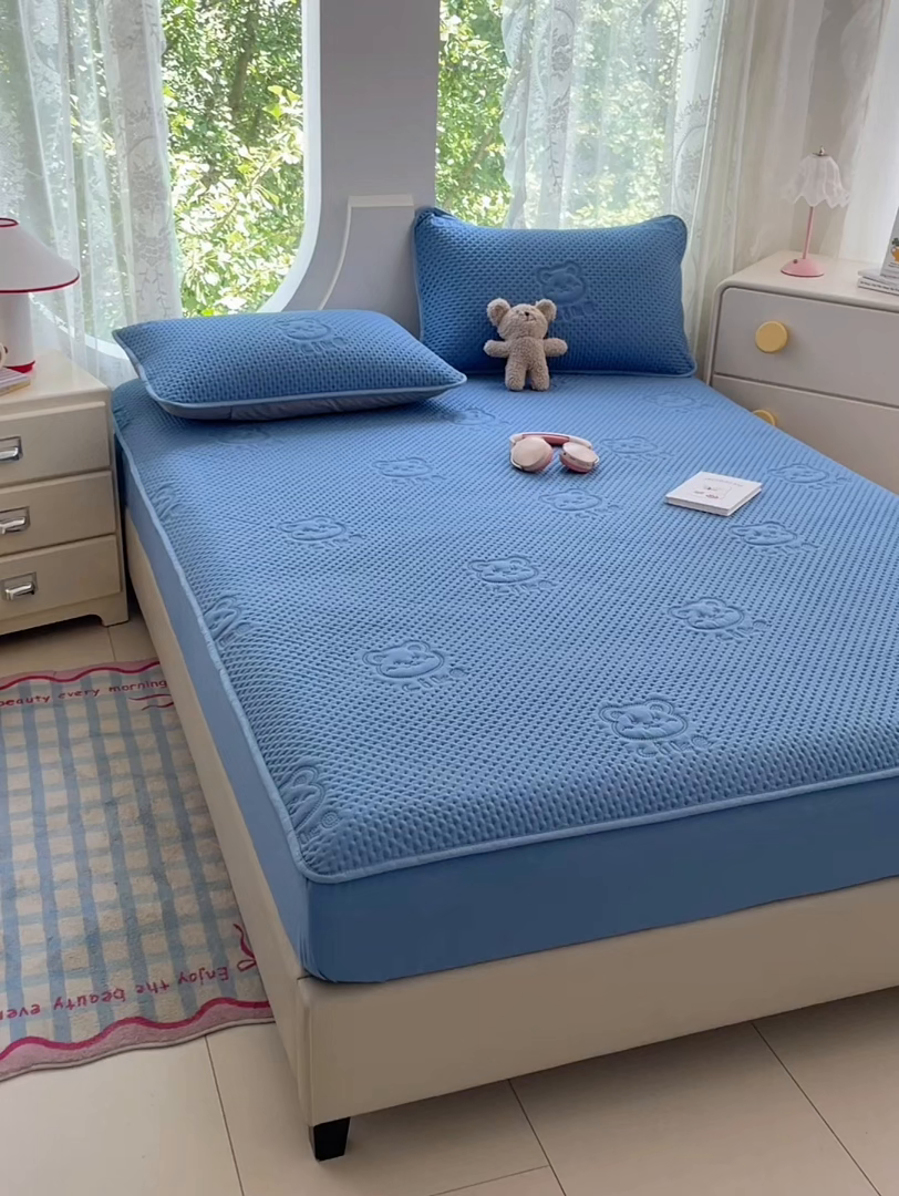 91家纺网 家纺一手货源 找家纺 三盛源 2025新款A类原棉夹棉防水床笠单件隔尿防滑床单席梦思防尘罩保护套爱豆熊系列 爱豆熊床笠-深蓝