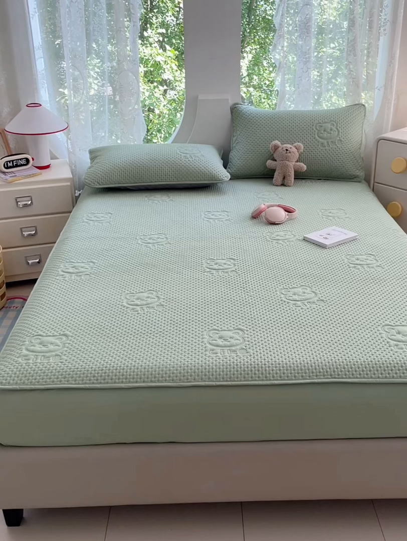 91家纺网 家纺一手货源 找家纺 三盛源 2025新款A类原棉夹棉防水床笠单件隔尿防滑床单席梦思防尘罩保护套爱豆熊系列 爱豆熊床笠-抹茶绿