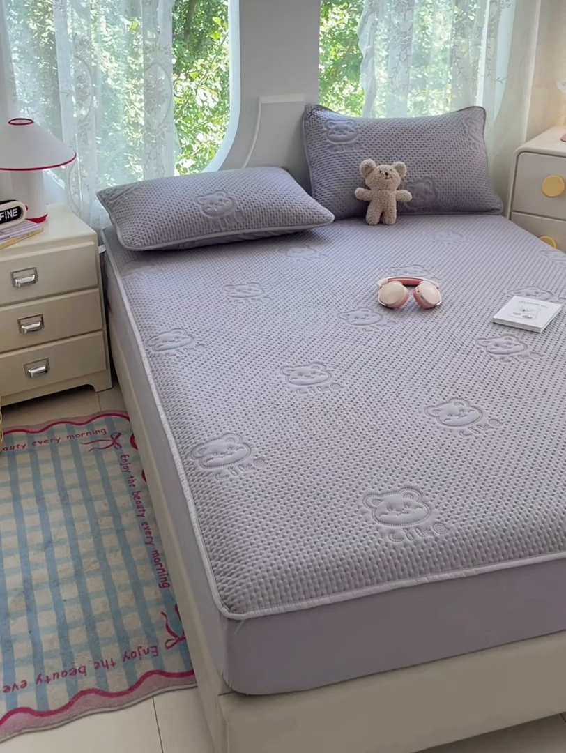 91家纺网 家纺一手货源 找家纺 三盛源 2025新款A类原棉夹棉防水床笠单件隔尿防滑床单席梦思防尘罩保护套爱豆熊系列 爱豆熊床笠-优雅灰