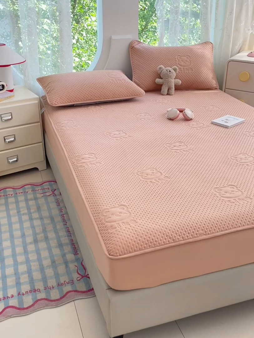 91家纺网 家纺一手货源 找家纺 三盛源 2025新款A类原棉夹棉防水床笠单件隔尿防滑床单席梦思防尘罩保护套爱豆熊系列 爱豆熊床笠-卡其