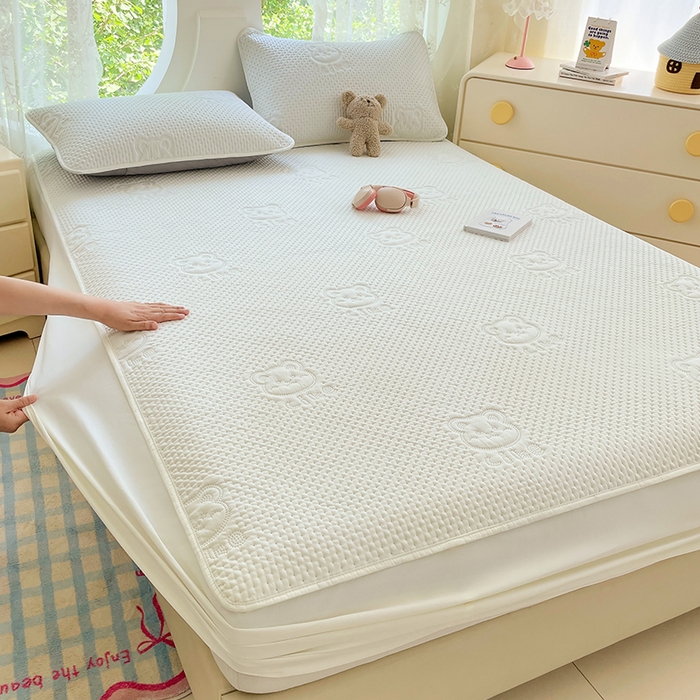 91家纺网 家纺一手货源 找家纺 三盛源 2025新款A类原棉夹棉防水床笠单件隔尿防滑床单席梦思防尘罩保护套爱豆熊系列 爱豆熊床笠-奶昔白