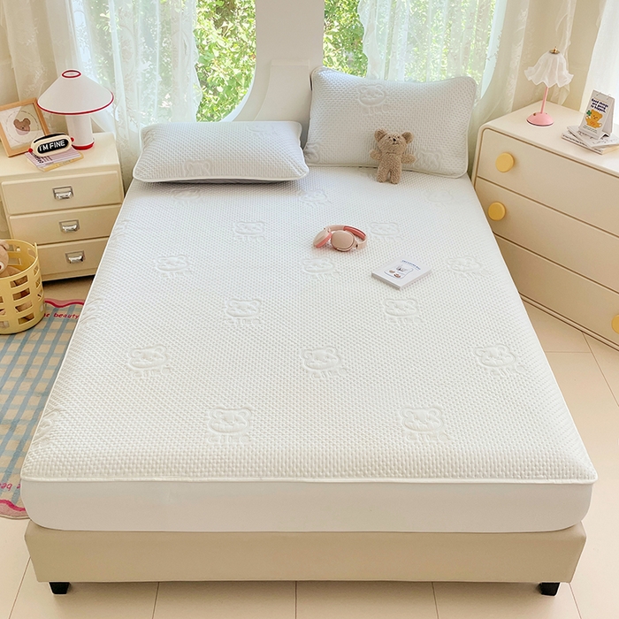 91家纺网 家纺一手货源 找家纺 三盛源 2025新款A类原棉夹棉防水床笠单件隔尿防滑床单席梦思防尘罩保护套爱豆熊系列 爱豆熊床笠-奶昔白