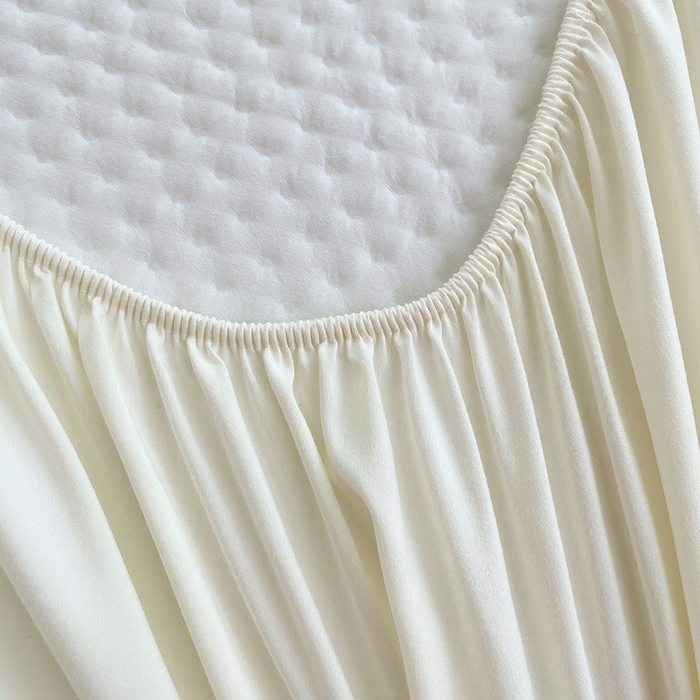 91家纺网 家纺一手货源 找家纺 三盛源 2025新款A类原棉夹棉防水床笠单件隔尿防滑床单席梦思防尘罩保护套爱豆熊系列 爱豆熊床笠-奶昔白