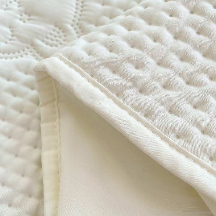 91家纺网 家纺一手货源 找家纺 三盛源 2025新款A类原棉夹棉防水床笠单件隔尿防滑床单席梦思防尘罩保护套爱豆熊系列 爱豆熊床笠-奶昔白