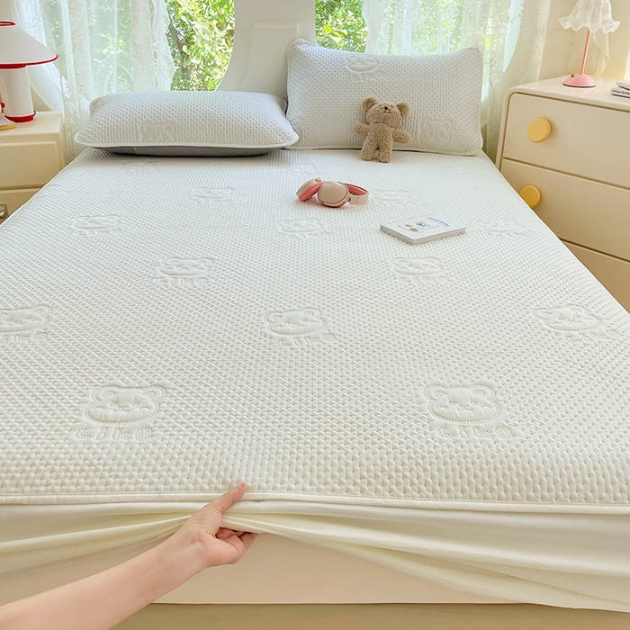 91家纺网 家纺一手货源 找家纺 三盛源 2025新款A类原棉夹棉防水床笠单件隔尿防滑床单席梦思防尘罩保护套爱豆熊系列 爱豆熊床笠-奶昔白