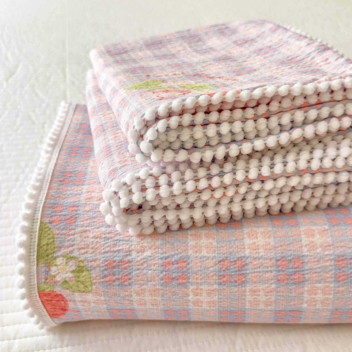 91家纺网 家纺一手货源 找家纺 三盛源 2025新款韩版碎花球球皱皱纱双层纱水洗棉单床单床单单件 樱果格韵