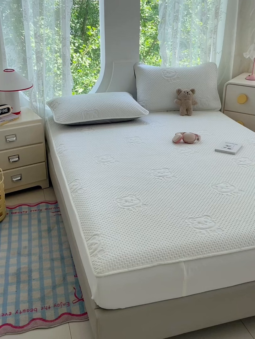 91家纺网 家纺一手货源 找家纺 三盛源 2025新款A类原棉夹棉防水床笠单件隔尿防滑床单席梦思防尘罩保护套爱豆熊系列 爱豆熊床笠-奶昔白