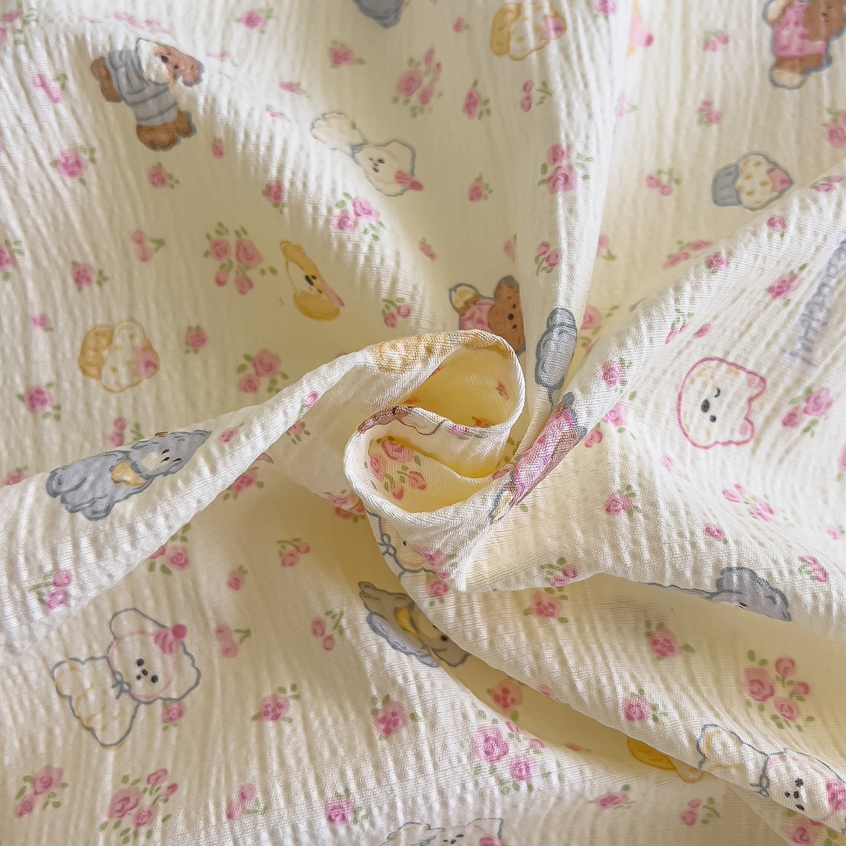 91家纺网 家纺一手货源 找家纺 三盛源 2025新款韩版碎花皱皱双层纱镂空花边水洗棉单床单床单单件 狗狗乐园